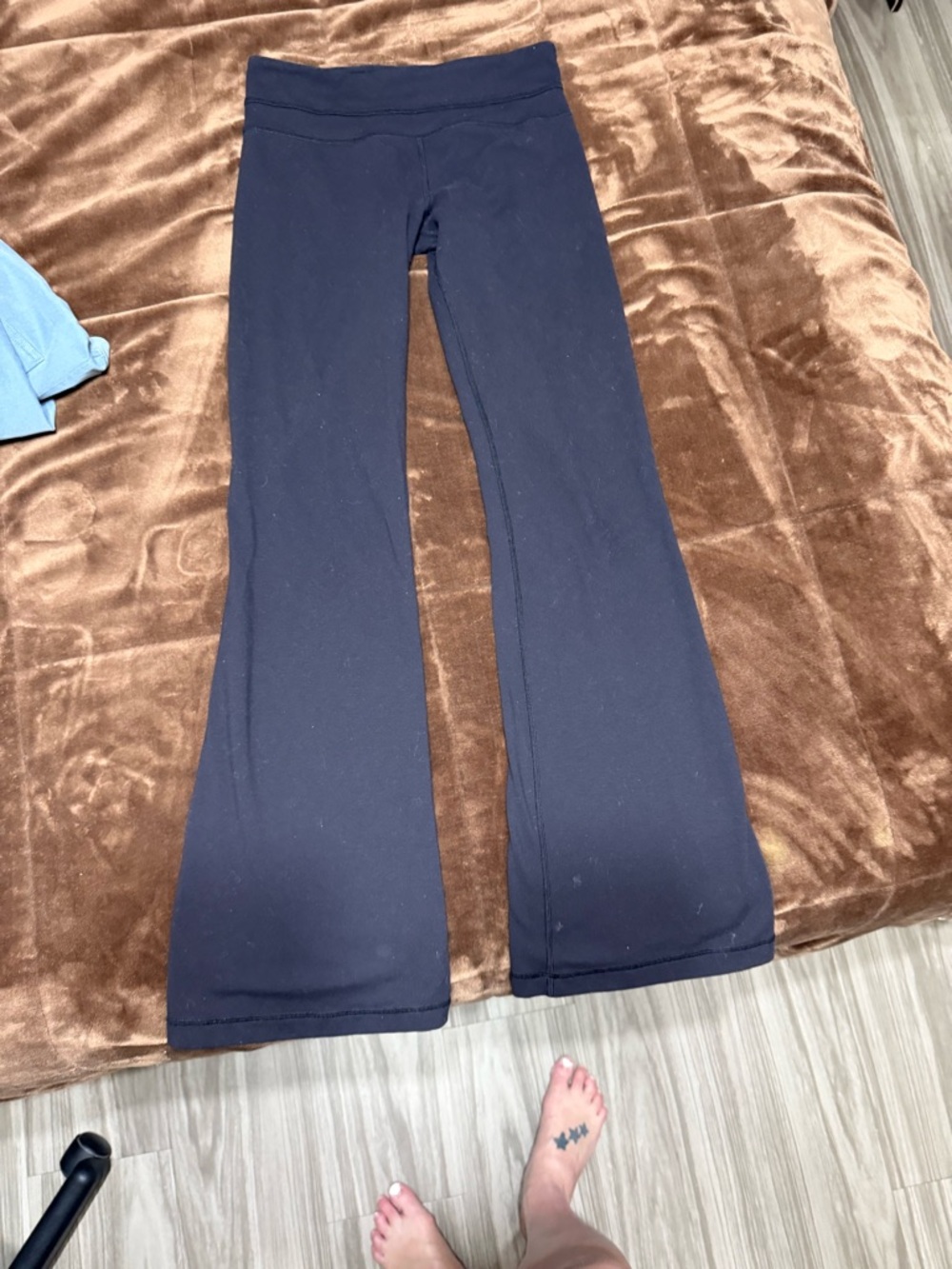 Woman’s size 6 lululemon Black flare leggings